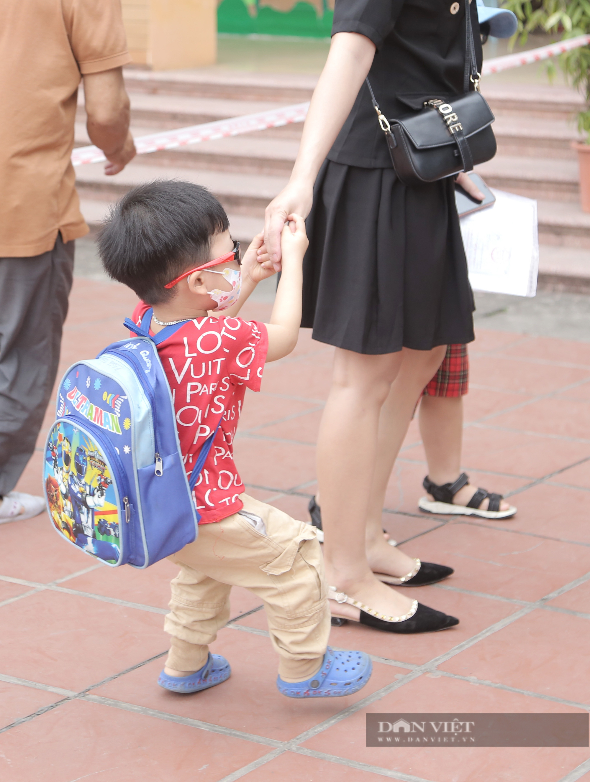 Hình ảnh đáng yêu ngày đầu trẻ mầm non Hà Nội đi học: Con gào khóc, bố không nhớ lớp - Ảnh 13.