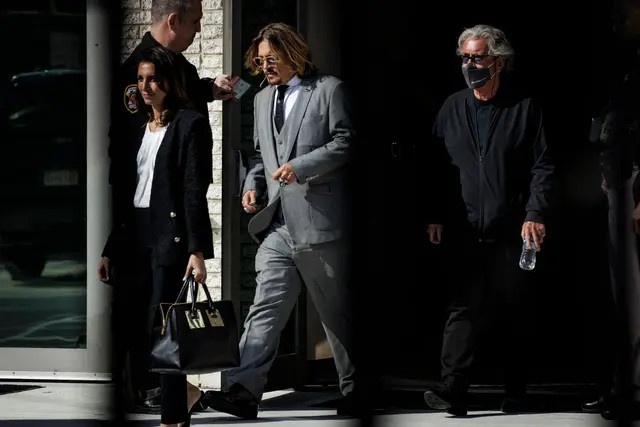 Johnny Depp bị vợ cũ kiện 100 triệu USD vì lý do gì?