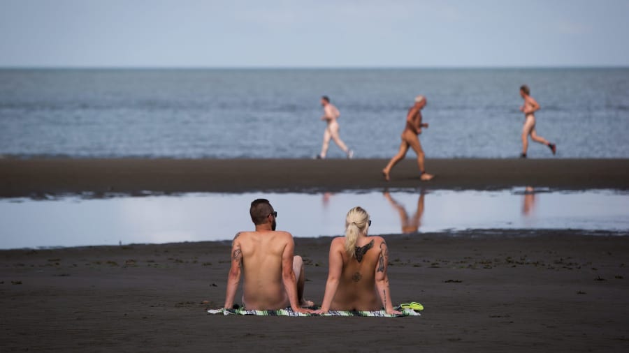 Nhiều nước mở cửa trở lại, các Nude Beach (bãi biển khỏa thân) châu Âu hy vọng hút khách Hè 2022 - Ảnh 1.