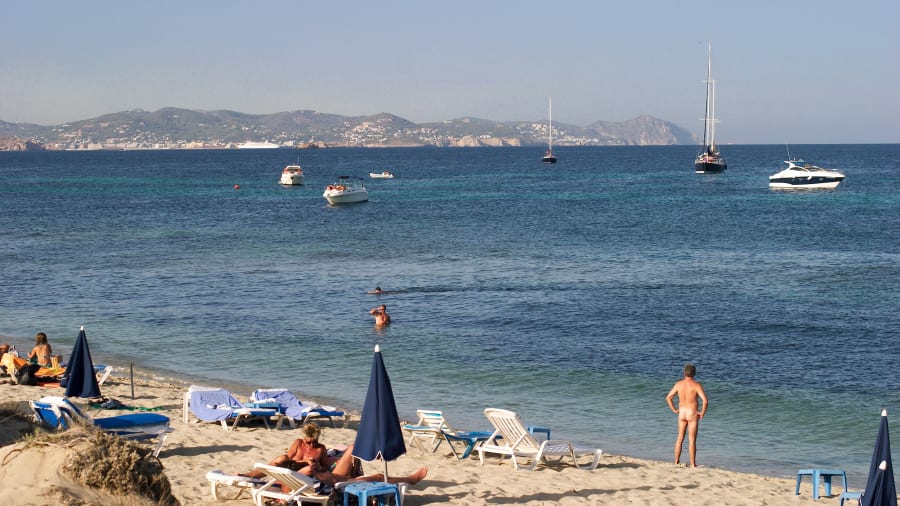 Nhiều nước mở cửa trở lại, các Nude Beach (bãi biển khỏa thân) châu Âu hy vọng hút khách Hè 2022 - Ảnh 2.