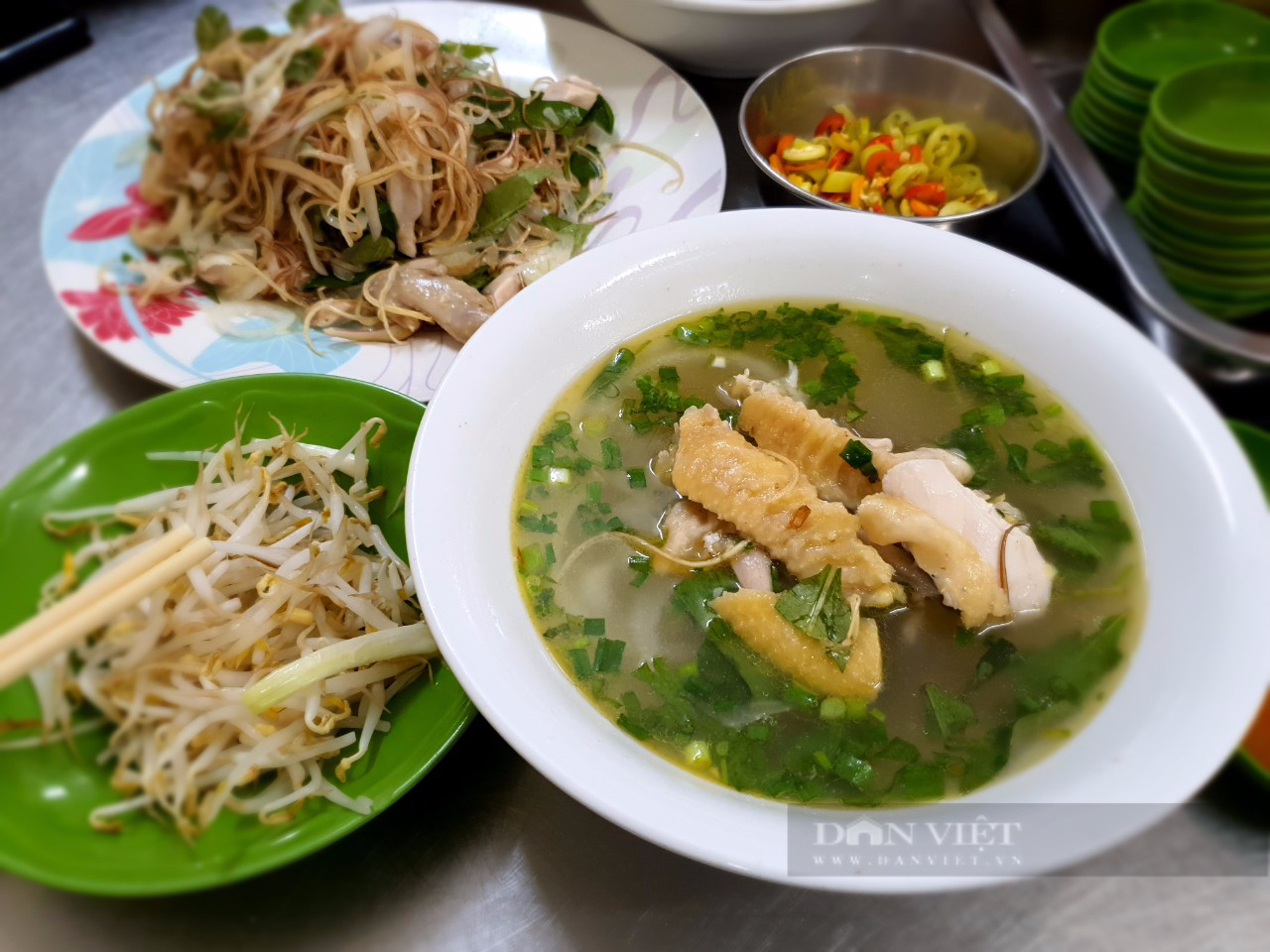 Quán miến gà nổi tiếng ở Sài Gòn, kín bàn từ sáng đến tận khuya - Ảnh 1.