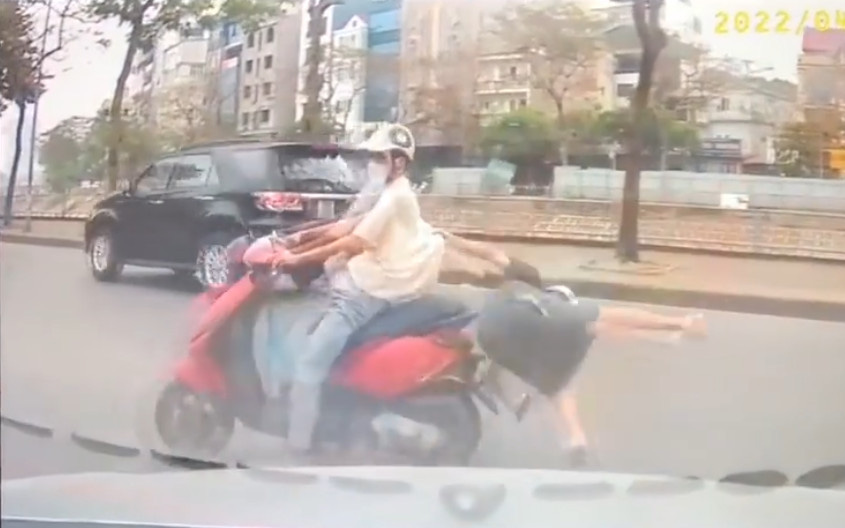 Husband carelessly started the accelerator, “falling” his wife in the middle of the road