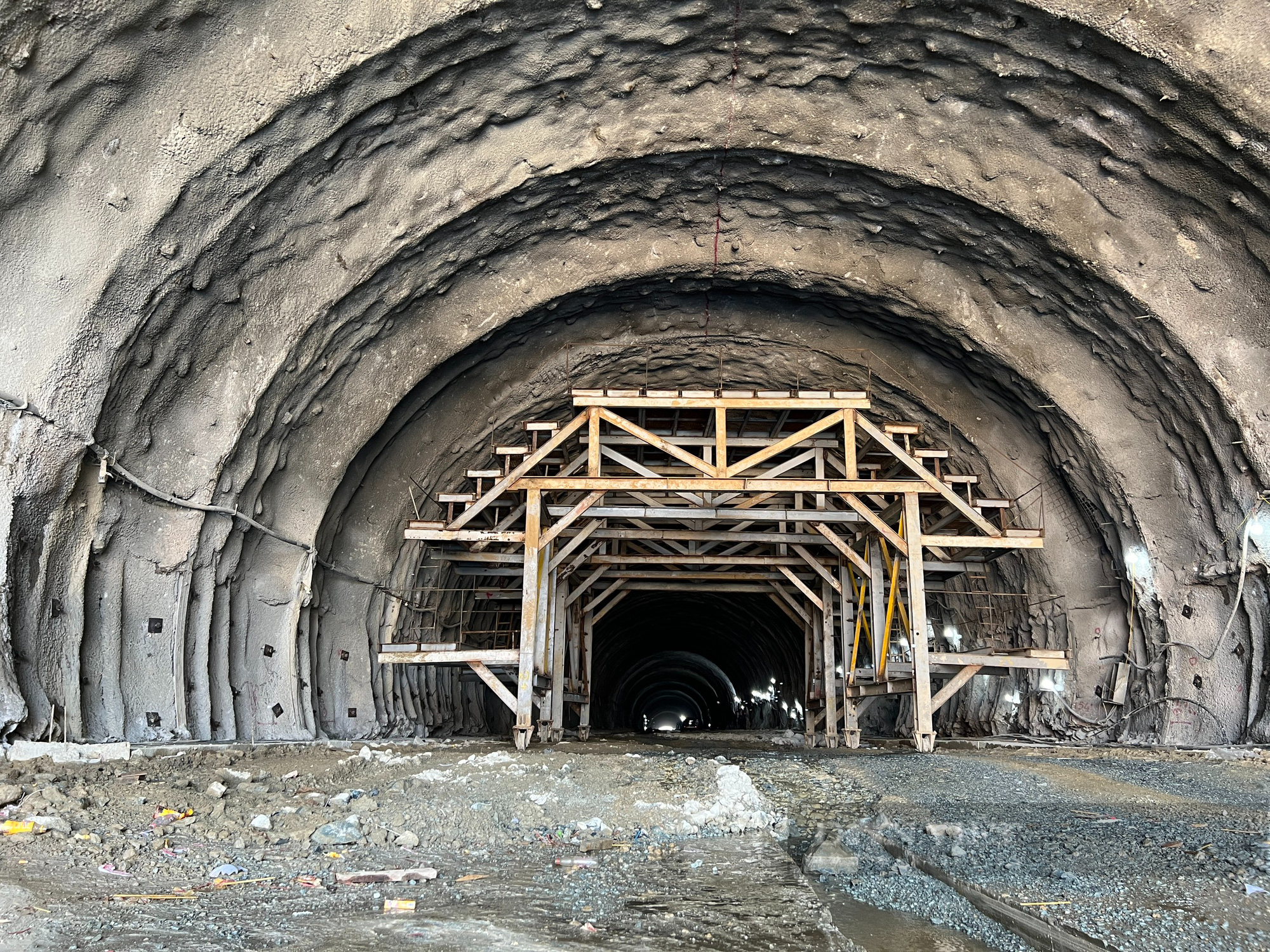 Công trường thi công hầm cao tốc xuyên núi dài nhất Thanh Hóa - Ảnh 4.