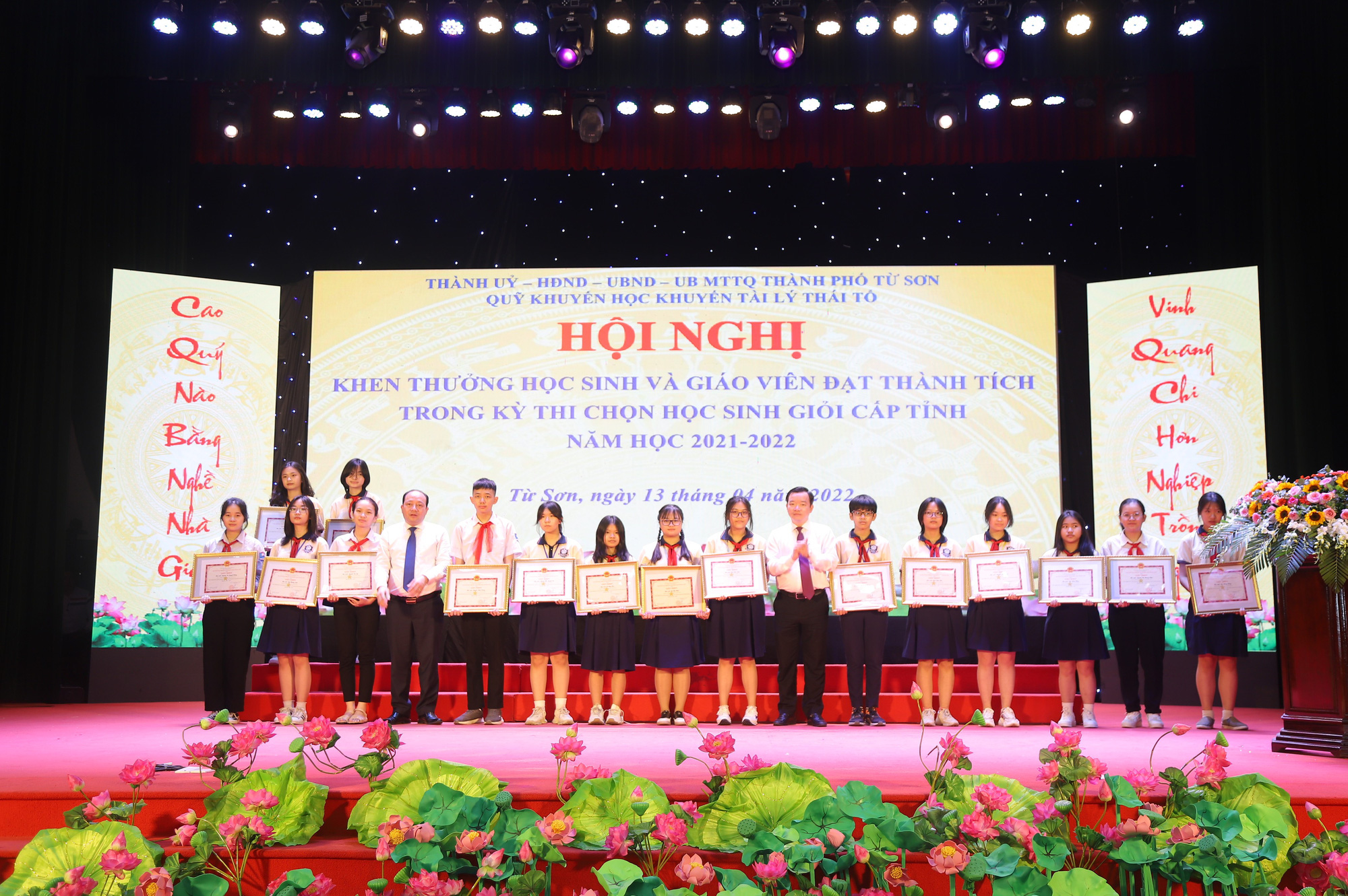 Thành phố Từ Sơn khen thưởng học sinh, giáo viên đạt thành tích trong kỳ thi học sinh giỏi cấp tỉnh năm học 2021-2022. - Ảnh 2.