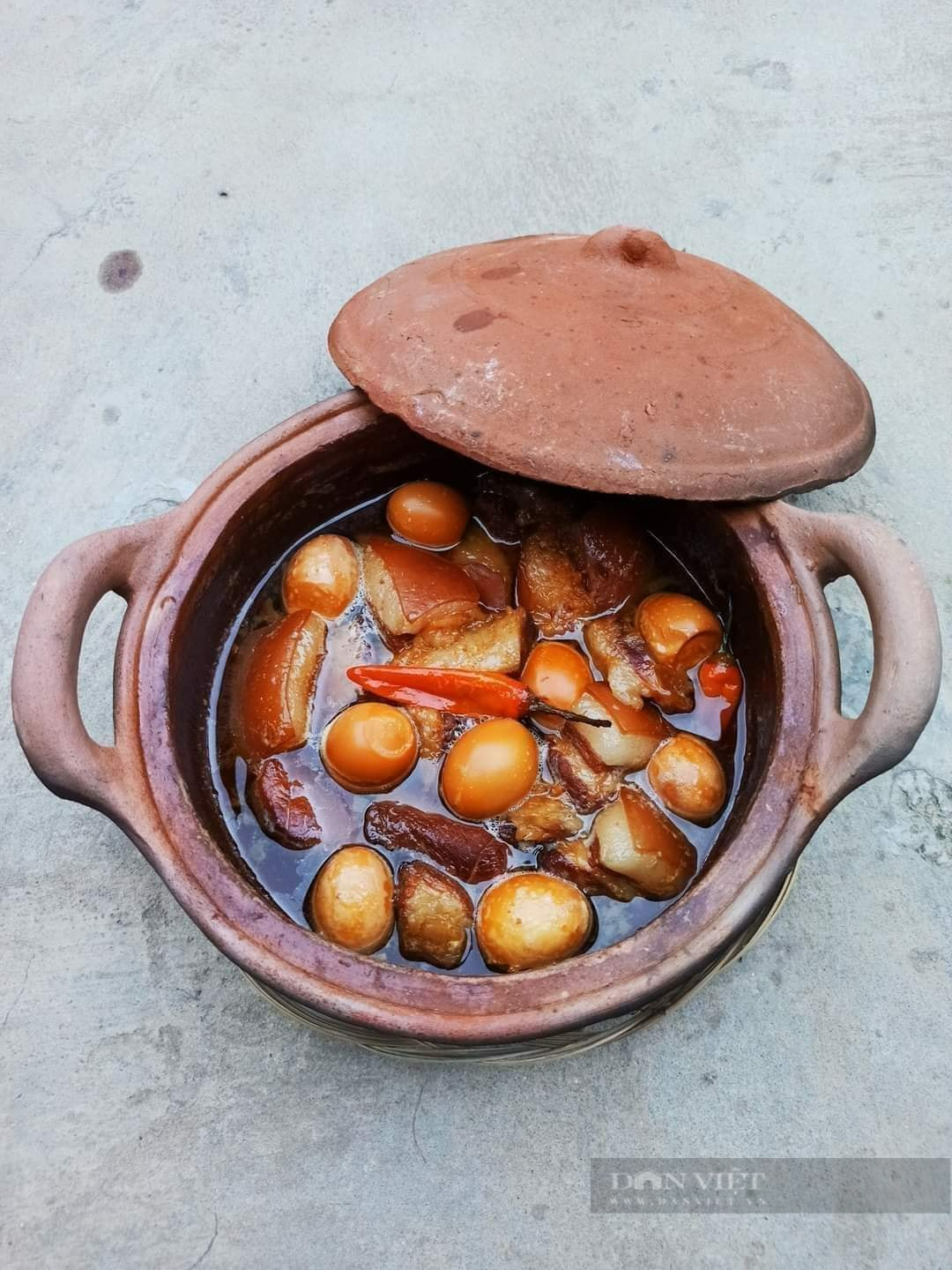 No need to use colored water, the pot of braised meat is clear, the fat is beautifully colored thanks to this little trick - Photo 1.