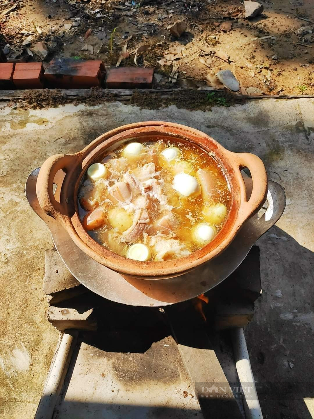 No need to use colored water, the pot of braised meat is clear, the fat is beautifully colored thanks to this little trick - Photo 2.