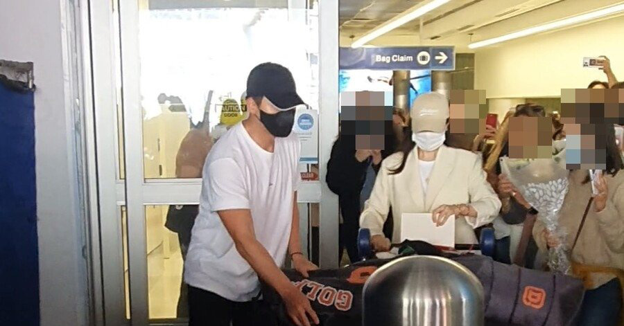 Hyun Bin, Son Ye Jin are annoyed when being stalked in America