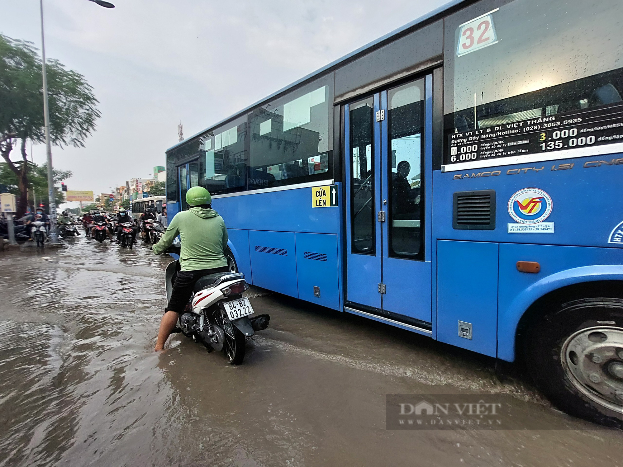 Nhiều tuyến đường ở TP.HCM ngập úng sau cơn mưa kéo dài - Ảnh 6.