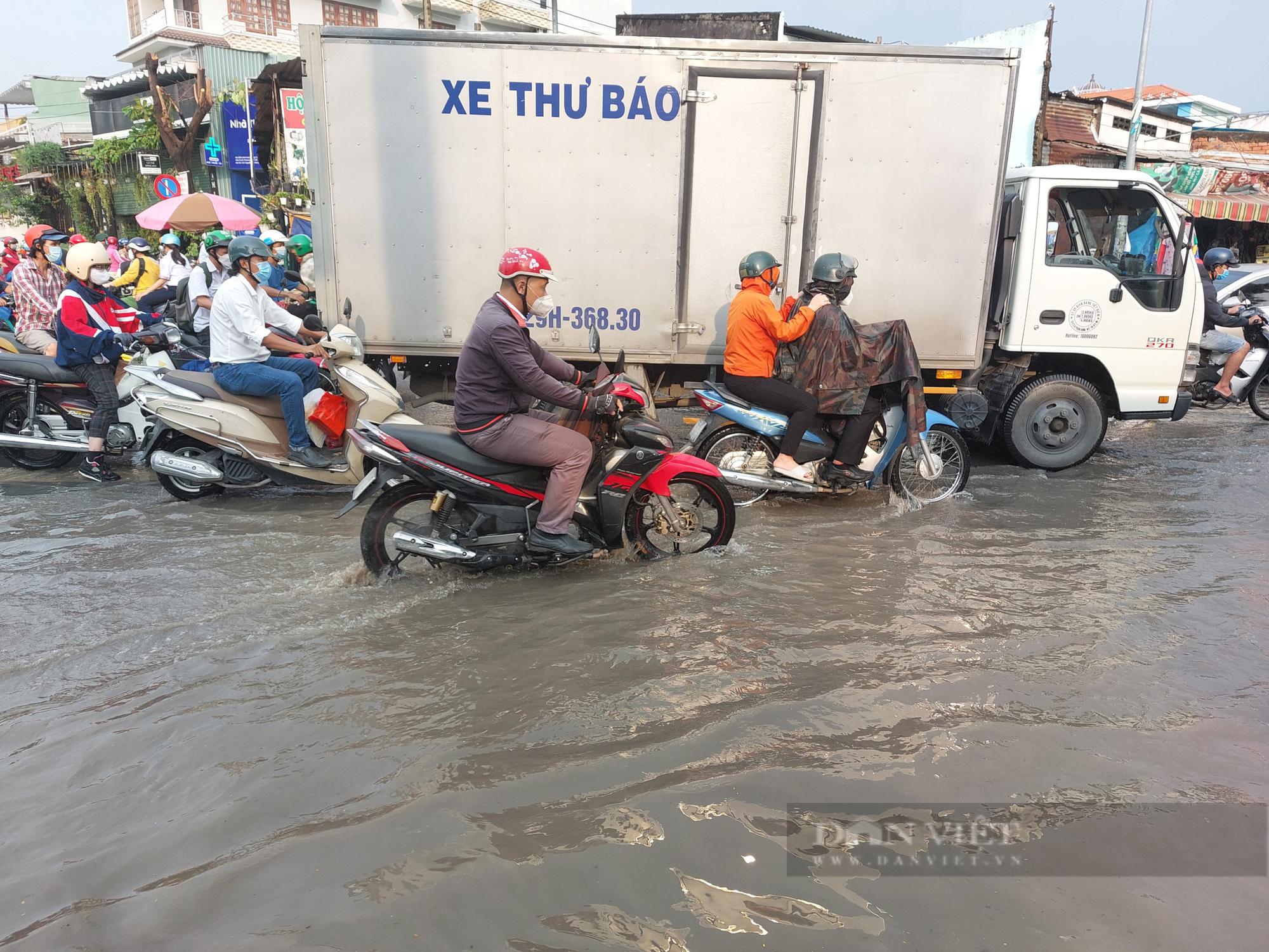 Nhiều tuyến đường ở TP.HCM ngập úng sau cơn mưa kéo dài - Ảnh 5.