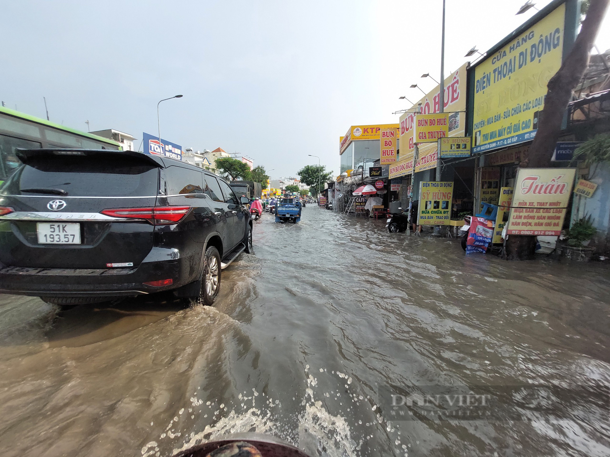 Nhiều tuyến đường ở TP.HCM ngập úng sau cơn mưa kéo dài - Ảnh 3.