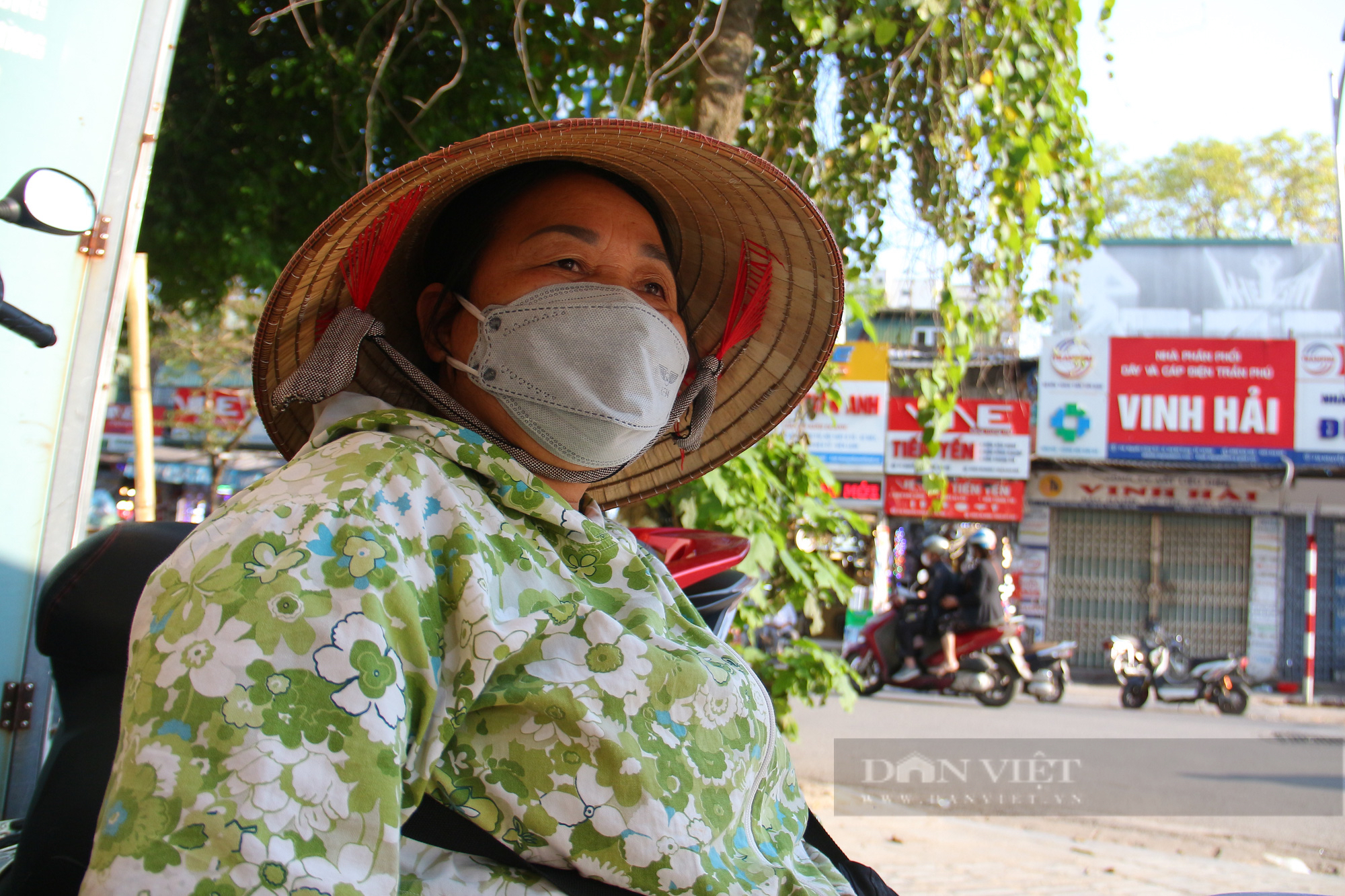 Nghề lạ ở Hà Nội: Người phụ chỉ làm nghề “vá áo” cho xe máy mà thu cả chỉ vàng mỗi tháng - Ảnh 5.