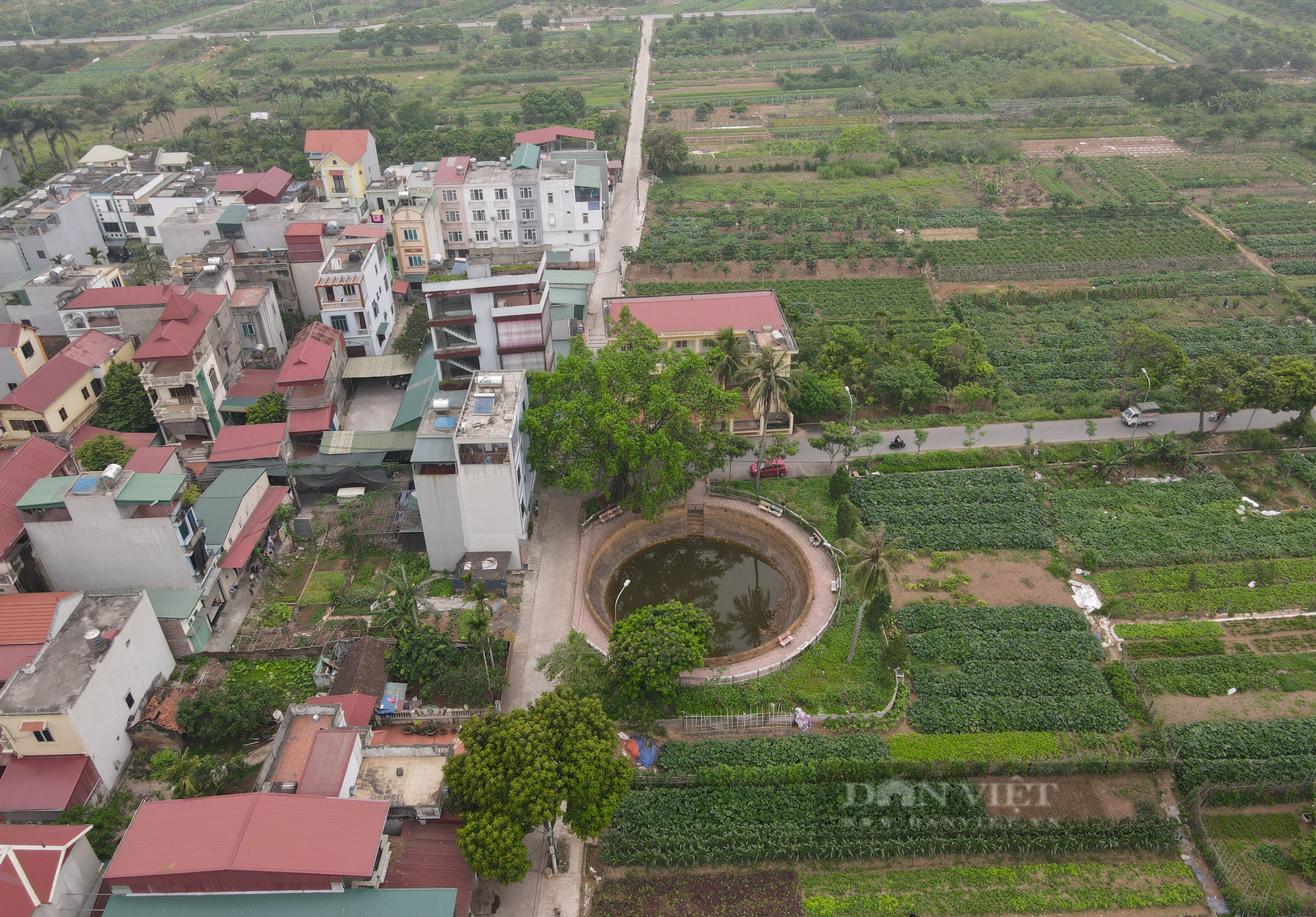 Giếng cổ &quot;khổng lồ&quot; nằm lọt thỏm giữa lòng Hà Nội - Ảnh 11.