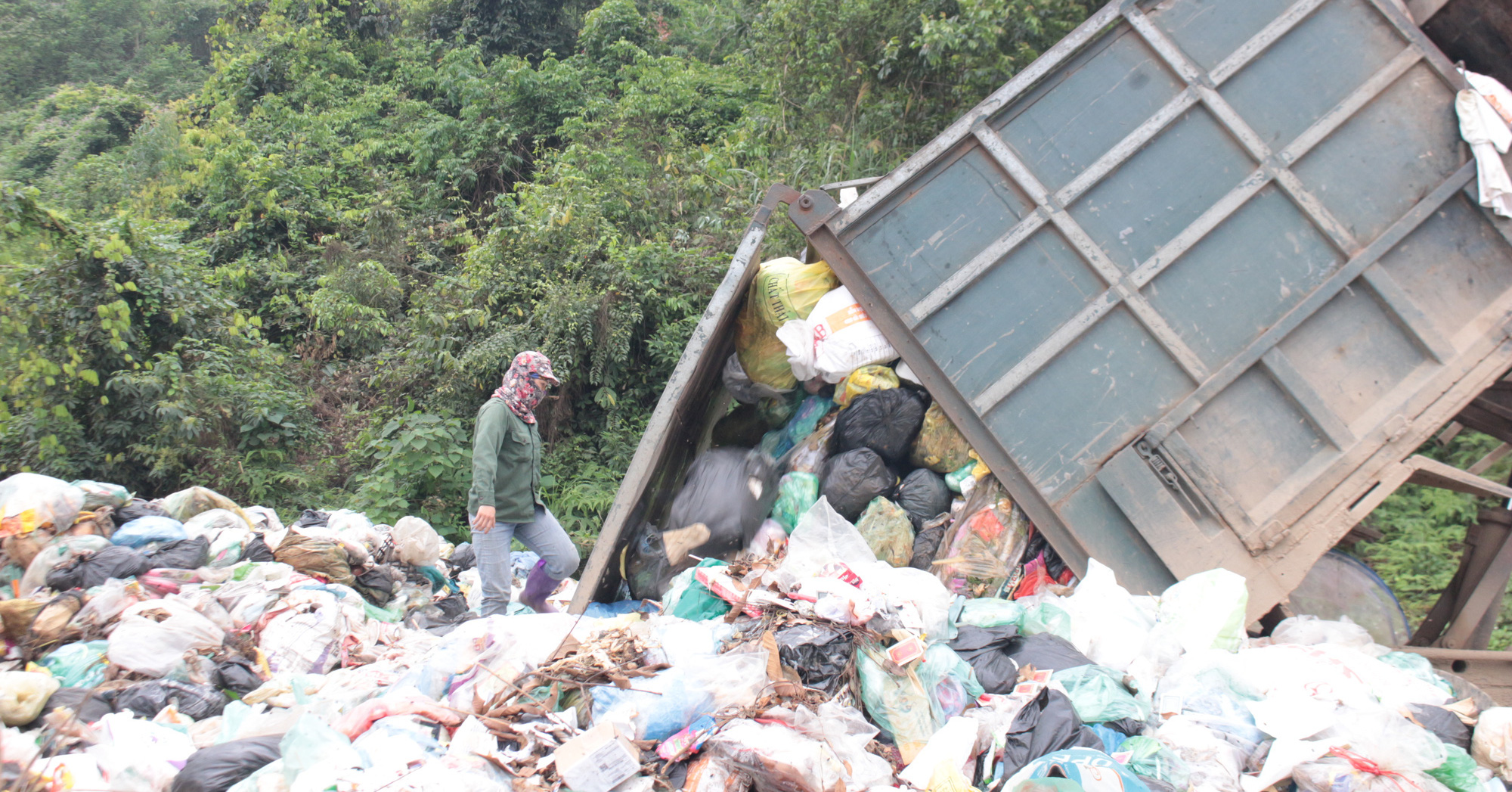 Collecting garbage day and night, wages are not enough to live on