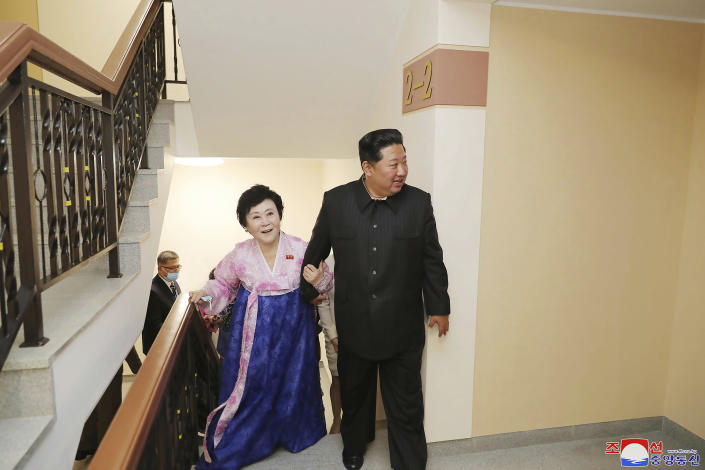 Ông Kim Jong Un tặng nhà sang trọng cho &quot;quý bà màu hồng&quot; nổi tiếng nhất Triều Tiên  - Ảnh 1.