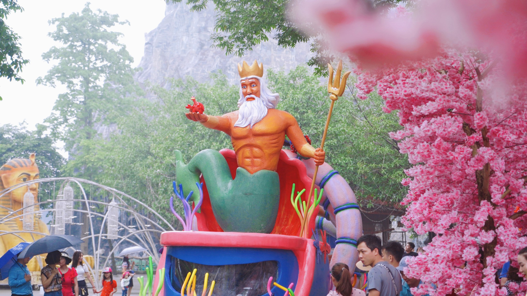 Xem nghệ sĩ múa, xiếc hóa thân thành Nàng tiên cá, vua Thủy tề trong Lễ hội Đại dương ở Hà Nội  - Ảnh 2.