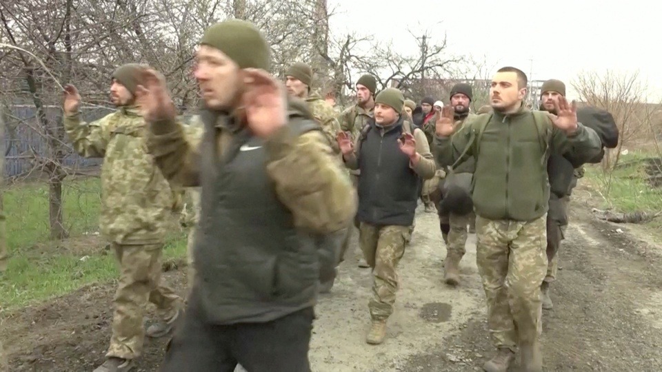 Nga công bố hình ảnh binh lính Ukraine đầu hàng tại Mariupol - Ảnh 2.
