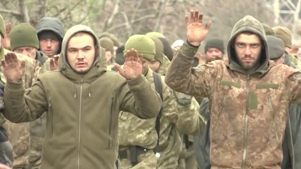 Nga công bố hình ảnh binh lính Ukraine đầu hàng tại Mariupol - Ảnh 3.