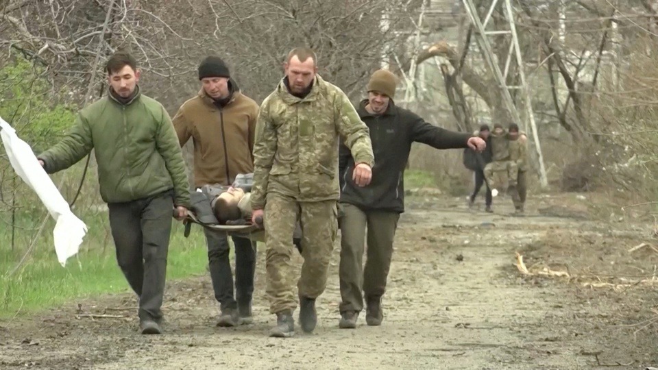 Nga công bố hình ảnh binh lính Ukraine đầu hàng tại Mariupol - Ảnh 4.