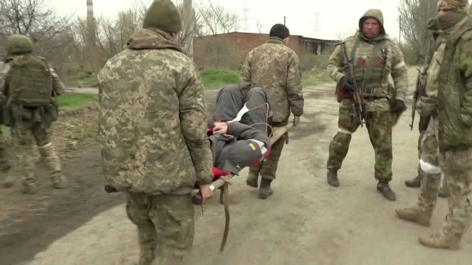 Nga công bố hình ảnh binh lính Ukraine đầu hàng tại Mariupol - Ảnh 5.