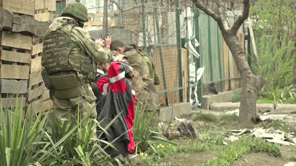 Nga công bố hình ảnh binh lính Ukraine đầu hàng tại Mariupol - Ảnh 6.