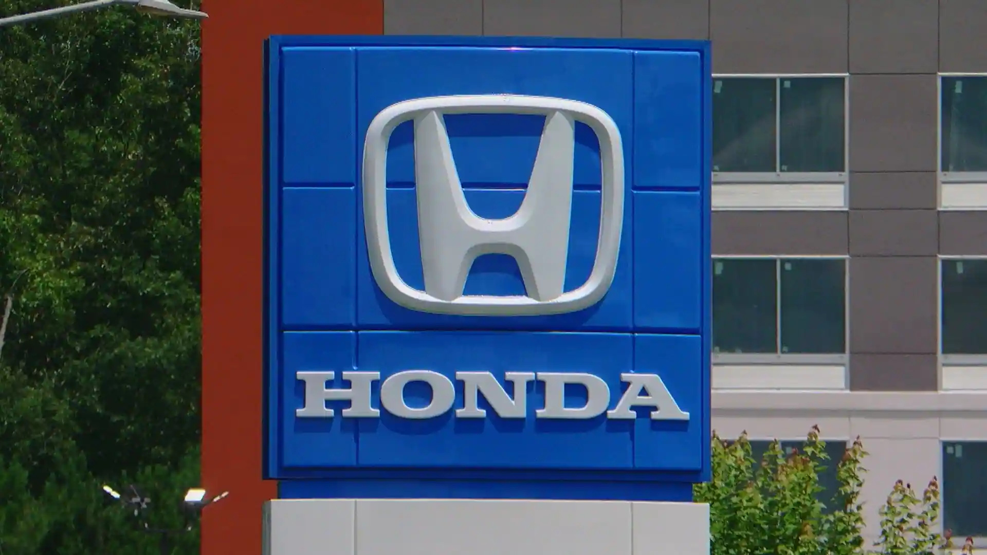 Honda cũng cho biết, họ có kế hoạch sản xuất khoảng 2 triệu xe điện mỗi năm vào năm 2030. Phần lớn khoản đầu tư sẽ là điện khí hóa và công nghệ phần mềm, Honda cho biết. Ảnh: @AFP.