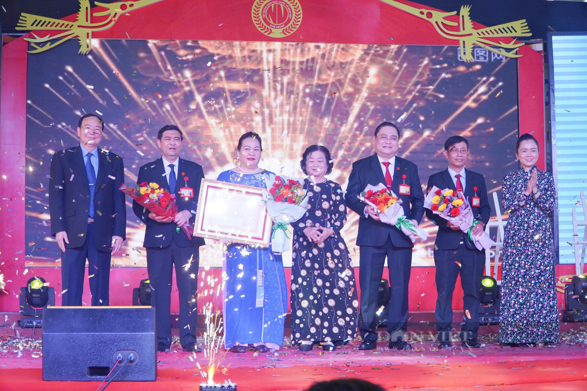 TP.HCM: Trường liên cấp Nam Việt đón nhận bằng khen của Thủ tướng Chính phủ - Ảnh 1.