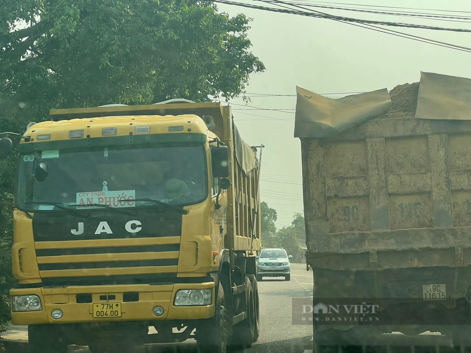 Cậnh cảnh đoàn xe 'siêu tải' cày xéo trên đường khiến người dân Bình Định bất an - Ảnh 4.