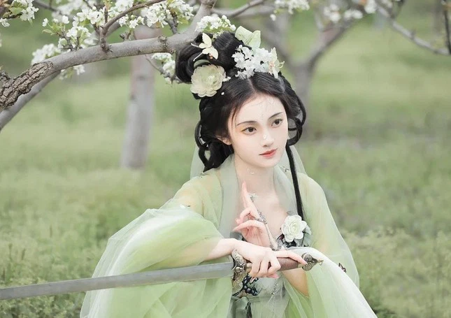 The queen is a beauty who is good at martial arts, fighting the enemy very well, but her fate is very tragic - Photo 1.