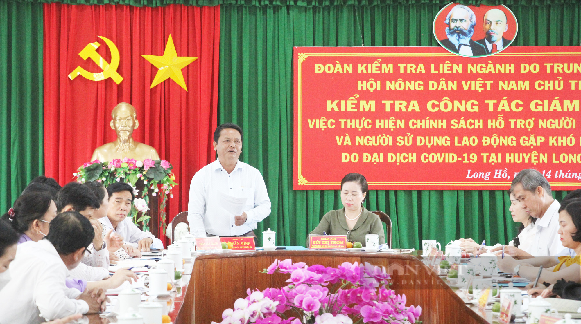 Phó Chủ tịch Hội NDVN Bùi Thị Thơm và đoàn công tác giám sát chính sách hỗ trợ do dịch Covid-19 tại Vĩnh Long - Ảnh 4.