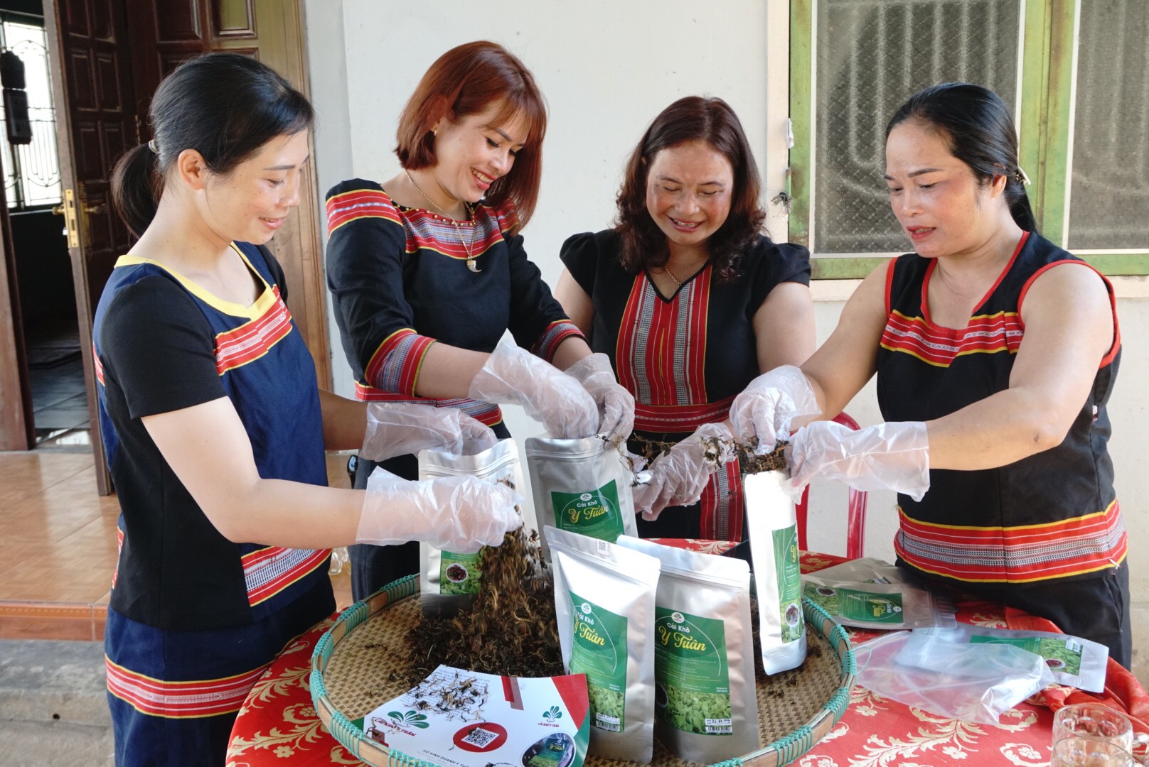 Thứ rau quê này phơi trong màn rồi nhét vô ống tre lồ ô muối ra món đặc sản Kon Tum đắt xắt ra miếng - Ảnh 10.