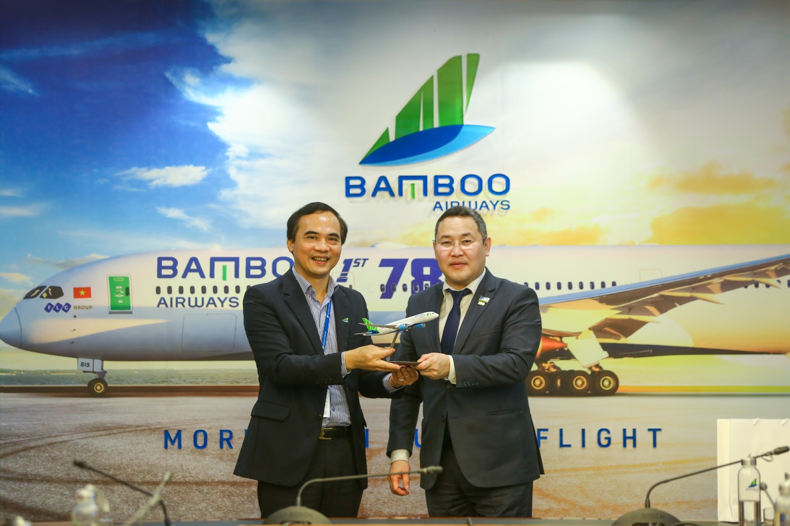 Bộ trưởng Cộng hoà Yakutia thăm và làm việc với Bamboo Airways - Ảnh 2.