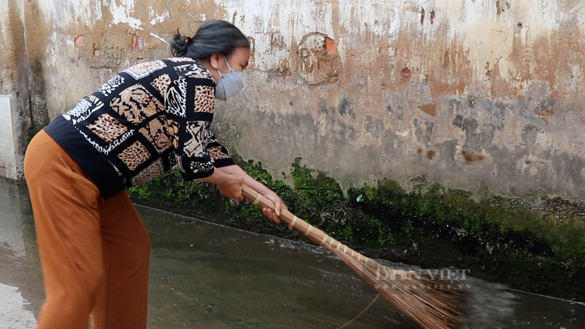 Sinh hoạt của người dân tại một con hẻm bị đảo lộn vì nhiều năm sống chung với nước thải ứ đọng - Ảnh 7.