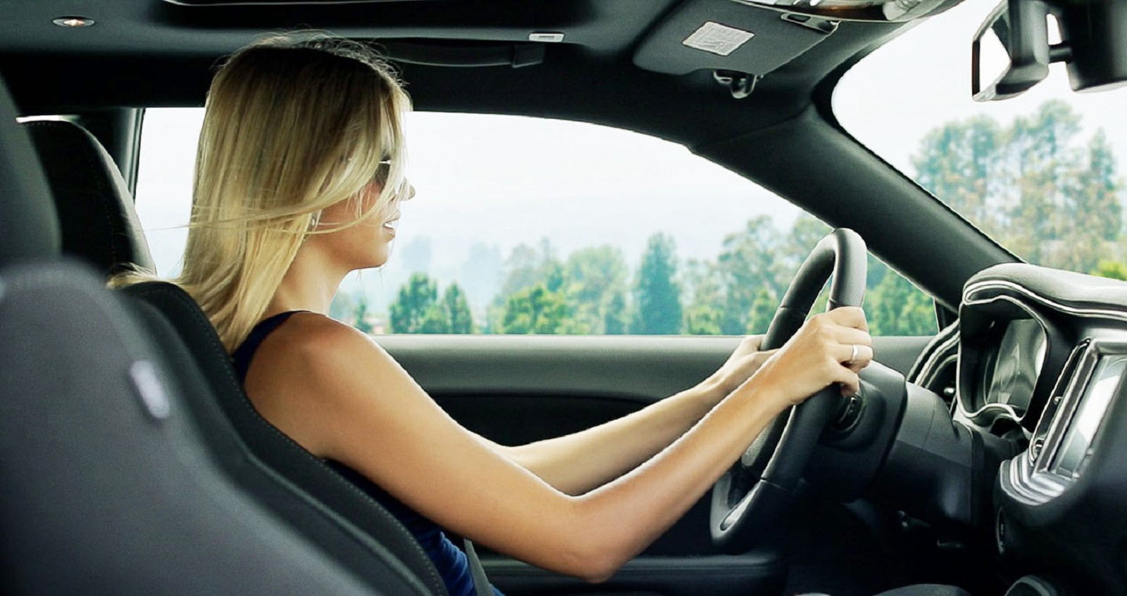 Basic mistakes when driving that many women often make - Photo 1.