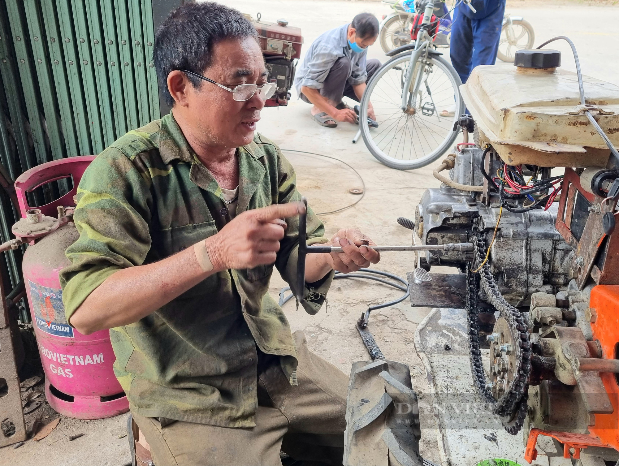Từ thợ sửa xe máy, lão nông &quot;chế&quot; hàng loạt nông cụ giúp người nông dân giải phóng chân tay - Ảnh 2.