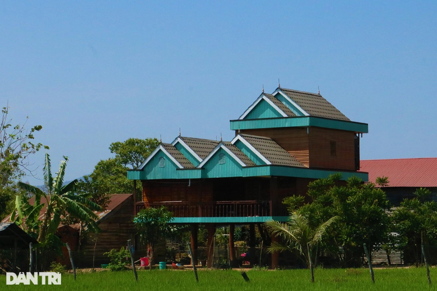 Unique 2-storey house on stilts in the Central Highlands - Photo 1.