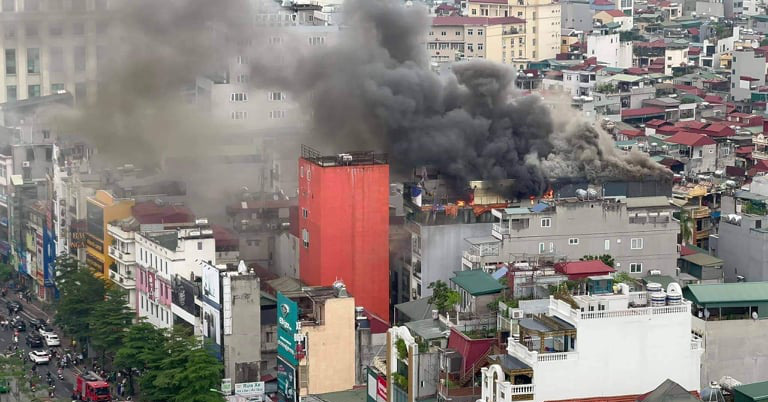 Massive fire at a massage parlor on De La Thanh street, many employees fled to escape