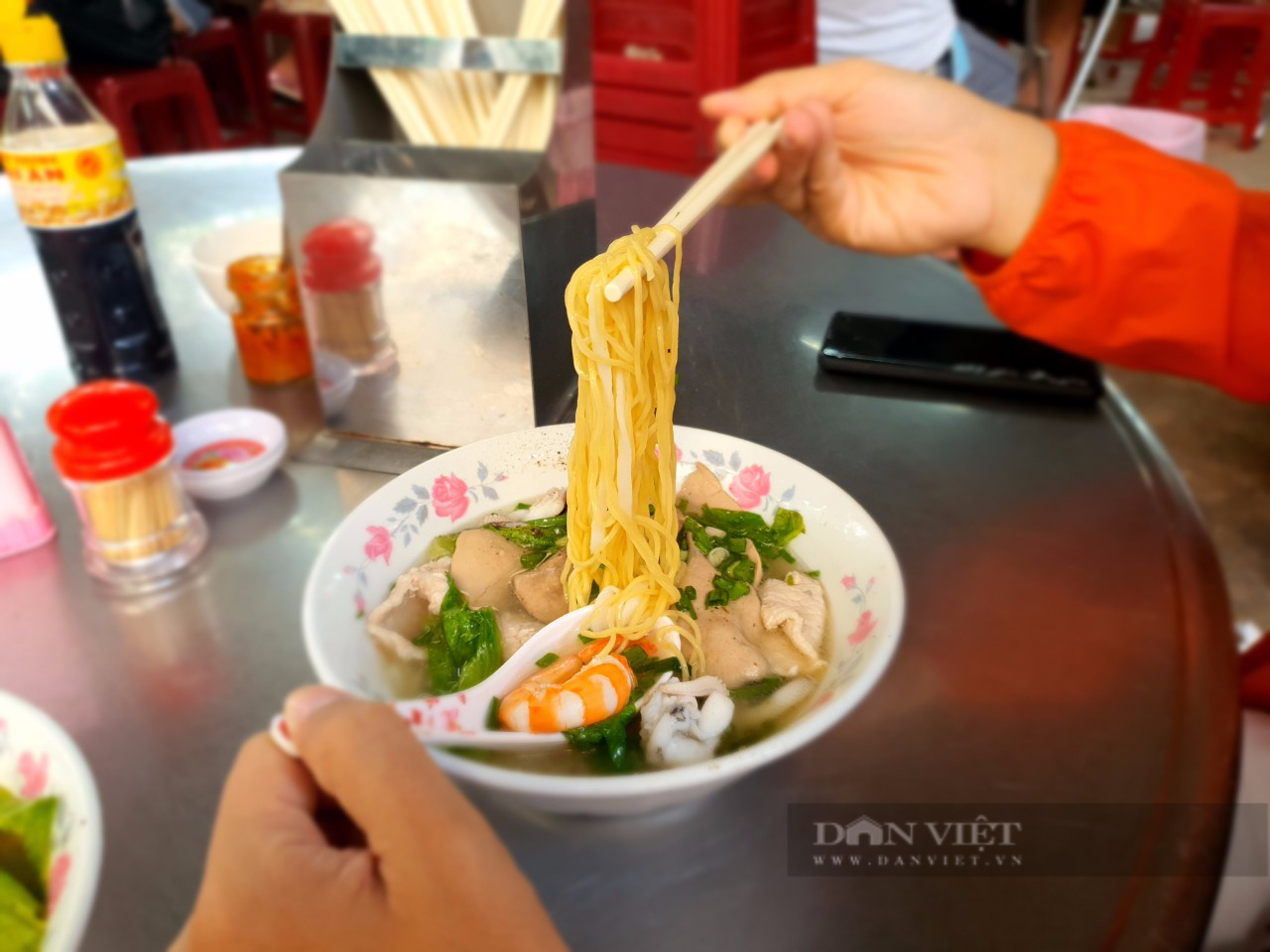 Saigon restaurant: The famous Cho Lon breakfast restaurant, many people go to eat early in the morning, but still run out of dishes - Photo 3.