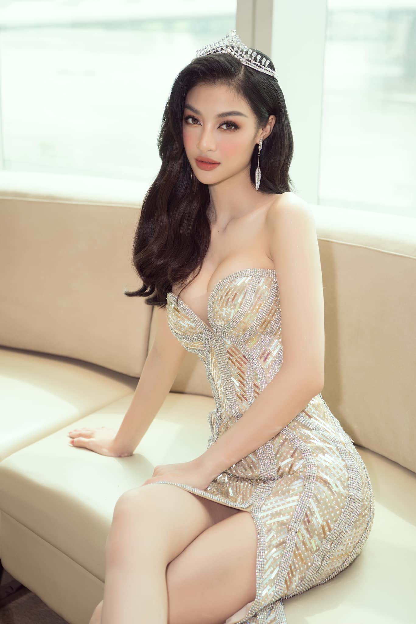 Vietnamese beauties are surprised by a series of 