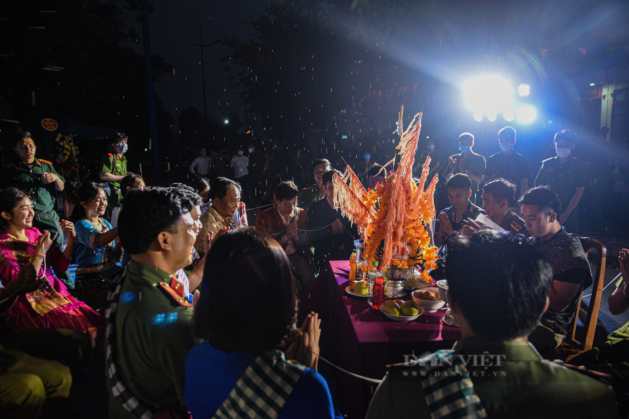 Độc đáo Lễ buộc chỉ tay trong Tết cổ truyền Lào và Campuchia - Ảnh 9.