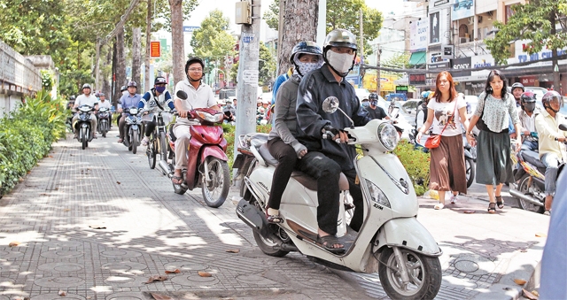 Quy định mới nhất năm 2022 mức phạt lỗi đi xe trên vỉa hè, đỗ xe ghếch bánh vỉa hè - Ảnh 1.