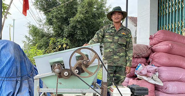 Sáng chế ra máy thu hoạch đậu phộng, cả làng phục lăn anh nông dân Bình Định