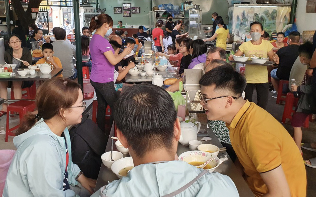 Sài Gòn quán: Quán điểm tâm nức tiếng Chợ Lớn, nhiều người đi ăn từ sáng sớm, vậy mà vẫn hết món