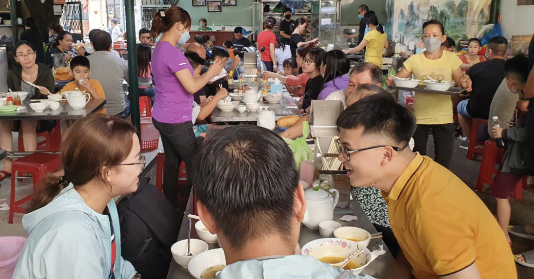 Saigon restaurant: Cho Lon famous breakfast restaurant, many people go to eat early in the morning, but still run out of dishes