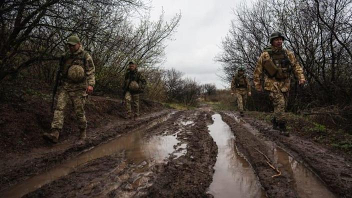 Quân đội Ukraine gặp thuận lợi bất ngờ ở miền đông - Ảnh 1.