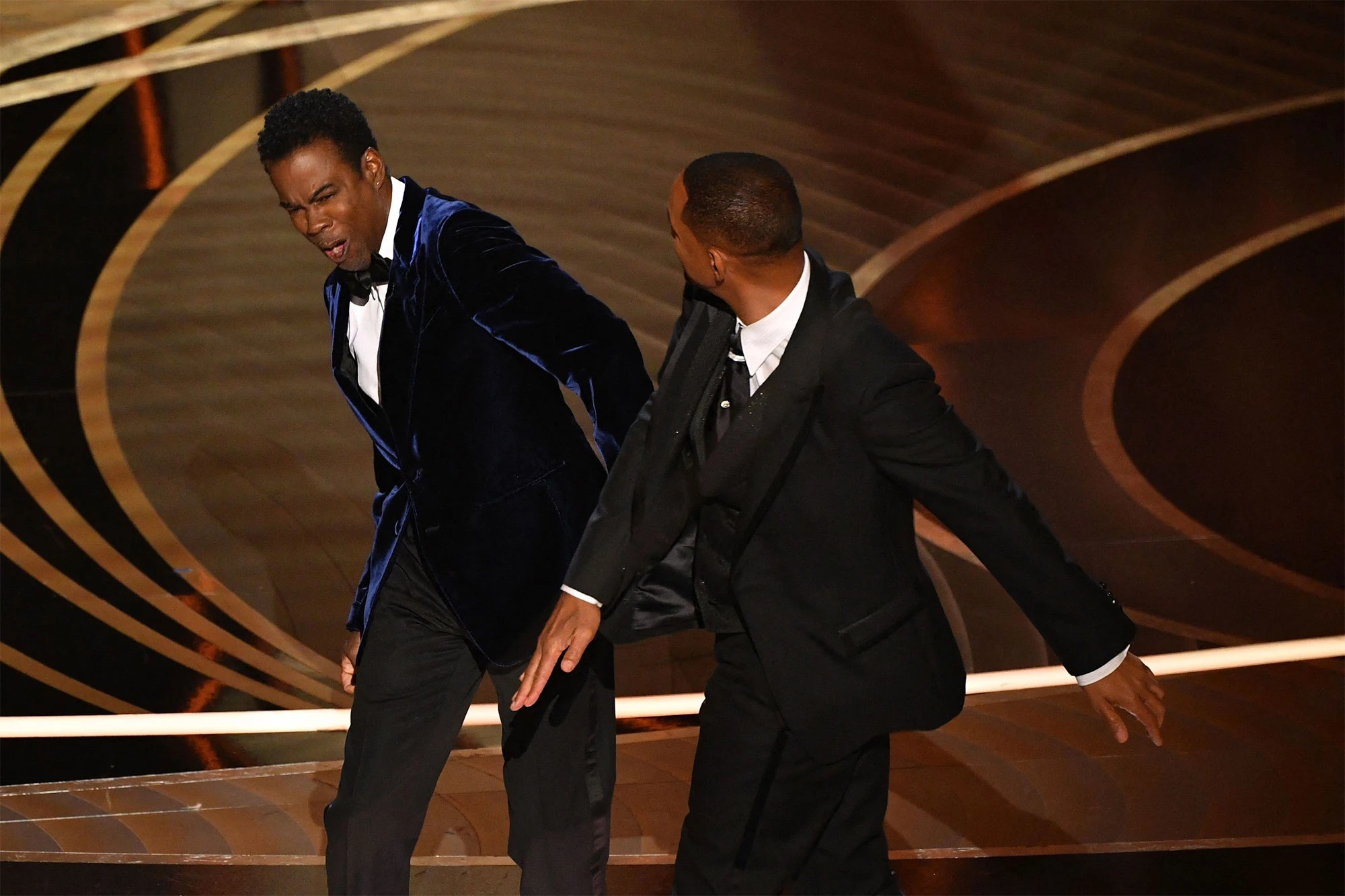 Lý do Chris Rock không rời sân khấu Oscar sau cú tát của Will Smith - Ảnh 1.