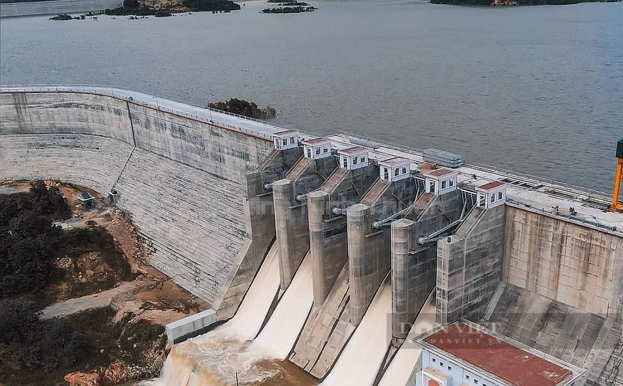Thủ tướng Phạm Minh Chính: Tận dụng lòng hồ, mặt hồ để khai thác tối đa hiệu quả hồ chứa nước Song Cái - Ảnh 1.