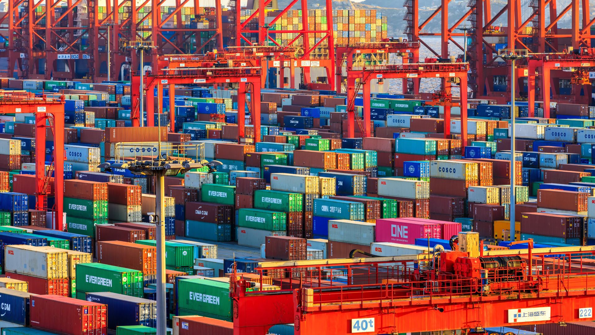 hậm trễ vận tải hàng hóa và hàng công nghệ đợi giao hàng tăng mạnh ở Trung Quốc trong bối cảnh khóa cửa vì đợt COVID-19 mới. Ảnh: @AFP.