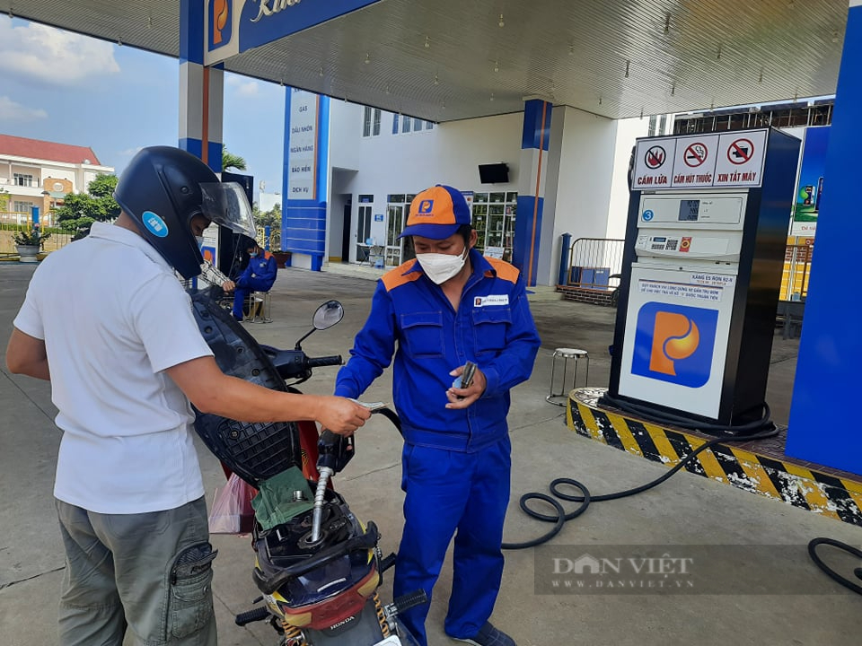 Kon Tum resolutely dealt with taking advantage of rising gasoline prices for profit - Photo 1.