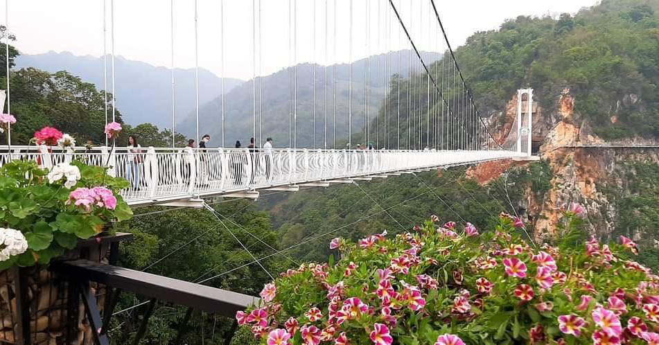 Official information about ticket prices to visit the world’s longest glass bridge in Son La