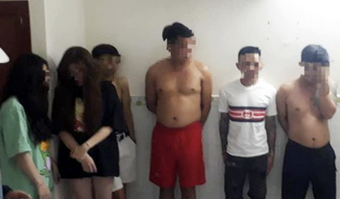 Bắt tạm giam nhóm thanh niên từ Lâm Đồng kéo xuống nhà nghỉ Đồng Nai chơi ma túy - Ảnh 1.